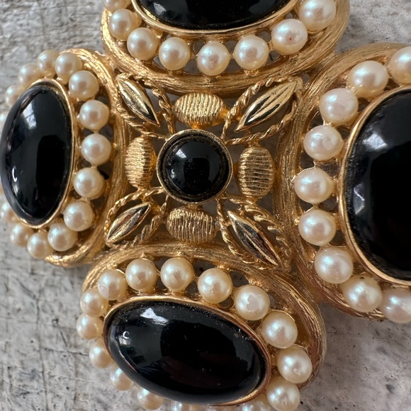 Vintage 70s Faux Pearl Simulated Onyx Gold Tone Maltese Cross Brooch - Picture 5 of 6
